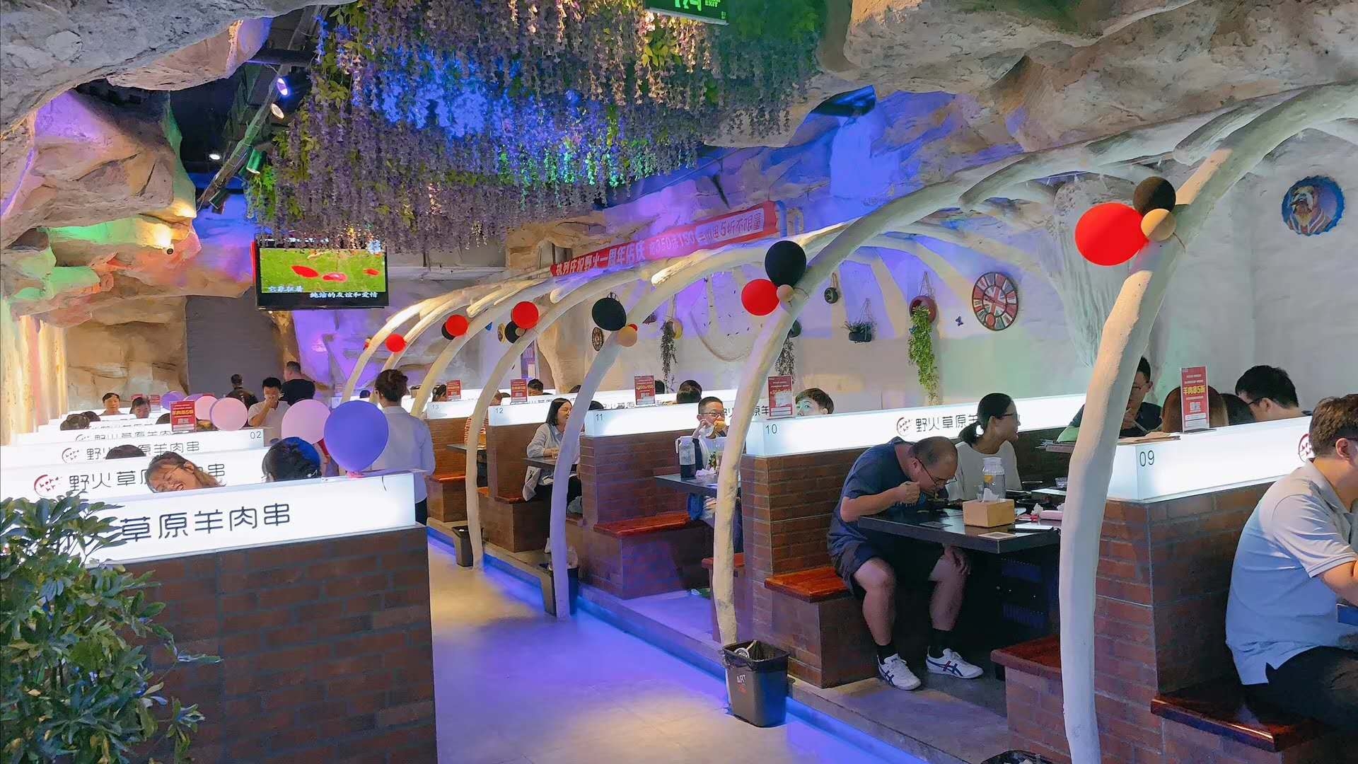 去一家全自動(dòng)無(wú)煙燒烤桌的燒烤店吃燒烤體驗